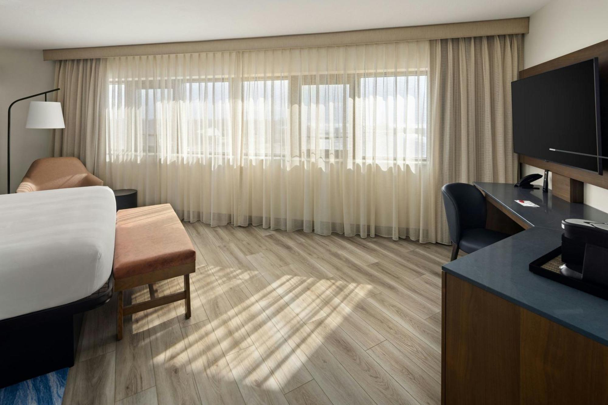 Oshkosh Marriott Waterfront Hotel & Convention Center Exterior photo