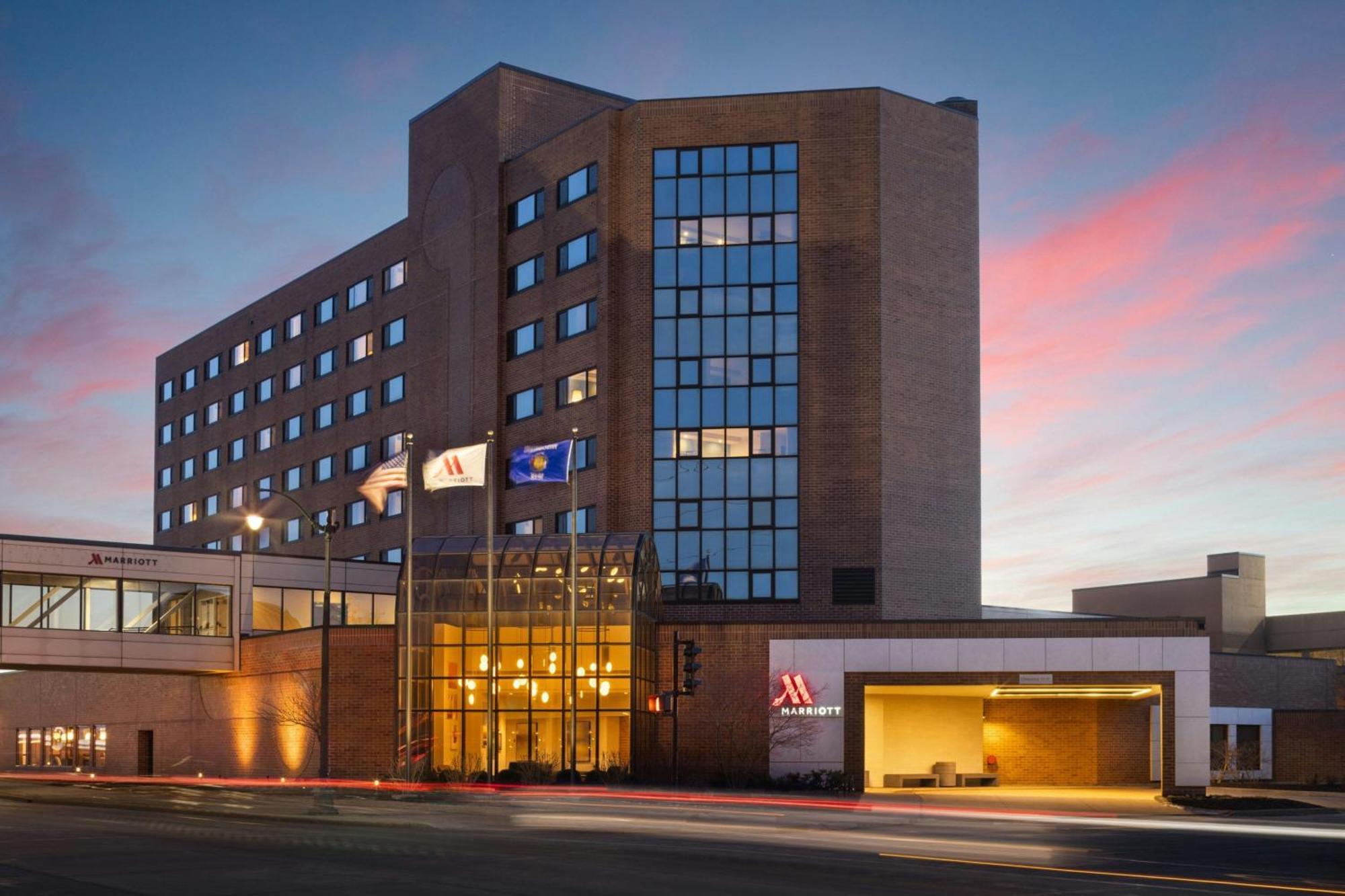 Oshkosh Marriott Waterfront Hotel & Convention Center Exterior photo